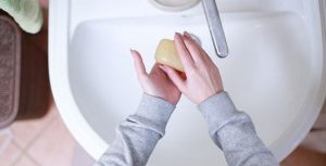 Käsien pesu saippualla vähintään 20 sekunnin ajan