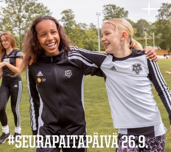 Kaksi nuorta urheilijaa urheiluseuran paidoissa