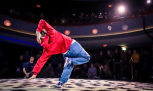 Tanssija lennokkaassa asennossa