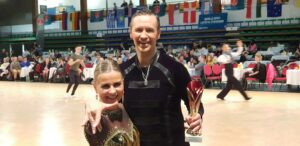 Petri ja Ulla Järvinen hymyilevät palkintoineen