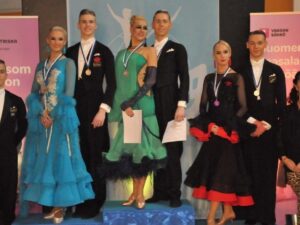 Yleisen sarjan vakiotanssien kärkikolmikko palkintokorokkeella