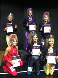 Disco Dancen juonioreiden soolo-luokan finalistit palkintoineen