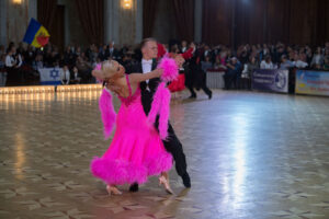 Eetu Lämsä ja Emilia Prykäri tanssilattialla