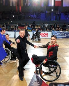 Timo Pyykkönen ja Tuuli Harju tanssilattialla