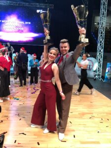 Juho Päivinen –aMari Munne nostavat palkintopokaalit ilmaan iloisesti hymyillen