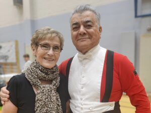 Seniori-ikäinen tanssipari rintakuvassa.