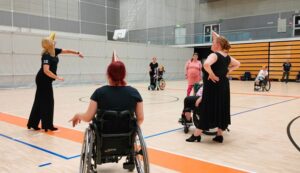 Pyörätuolitanssijoita ja pystytanssijoita seuraamassa opetusta.