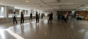 Mustissa vaatteissa yksin tanssivia naisia