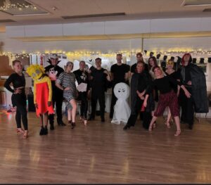 Tanssijoita erilaisissa rooliasuissa