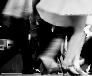 Tanssivien ihmisten jalkoja