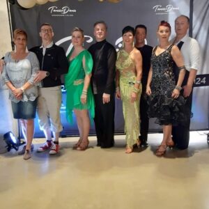 Senioritanssijoita kilpailuasuissa.