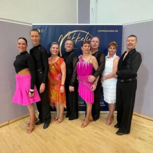 Aikuisia kilpailuasuissa.