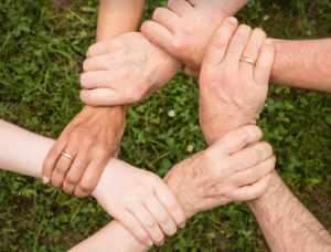 Ihmisten kädet muodostaa verkoston.