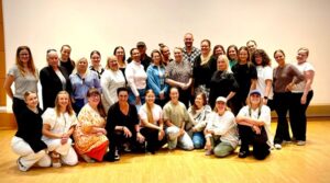 Ryhmäkuvassa naisia ja miehiä.