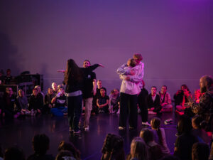 Nuoret halaa toisiaan kilpailulattialla.