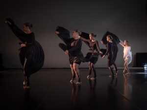 Nuoria tyttöjä tanssimassa mustissa esiintymiasuissa.