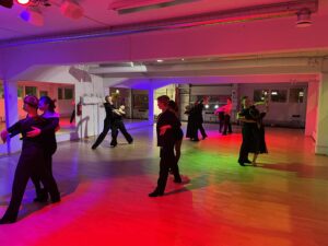 Tanssipareja tanssii värivaloissa.