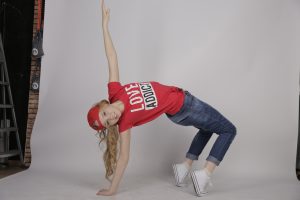 B-girl nojaa taaksepäin yhdelle kädelle