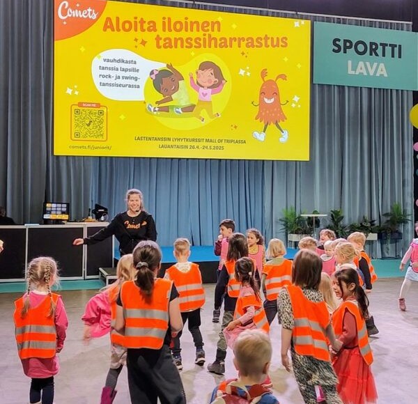 Lapset tanssimassa Sporttilavalla