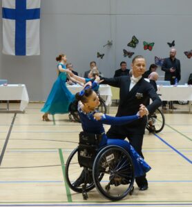 Tuuli Harju – Timo Pyykkönen, Vuoden vammaisurheilija 2021 -palkitut, Kymenlaakso. Kuva Merja Naroma