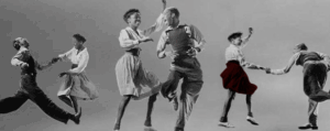 Swing- paritanssien tanssijoita vauhdikkaissa asennoissa.