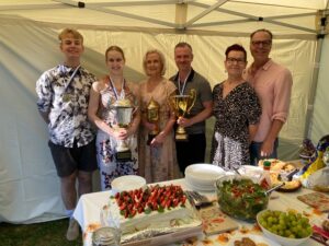 Kesäteltassa täytekakkua ja seuralaisten palkitsemista.